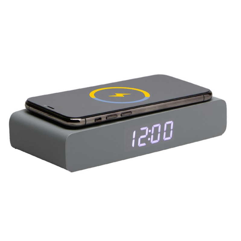 Orologio-sveglia digitale in legno grigio con display LED, temperatura e ricarica cellulare wireless, funzionamento con cavo USB incluso